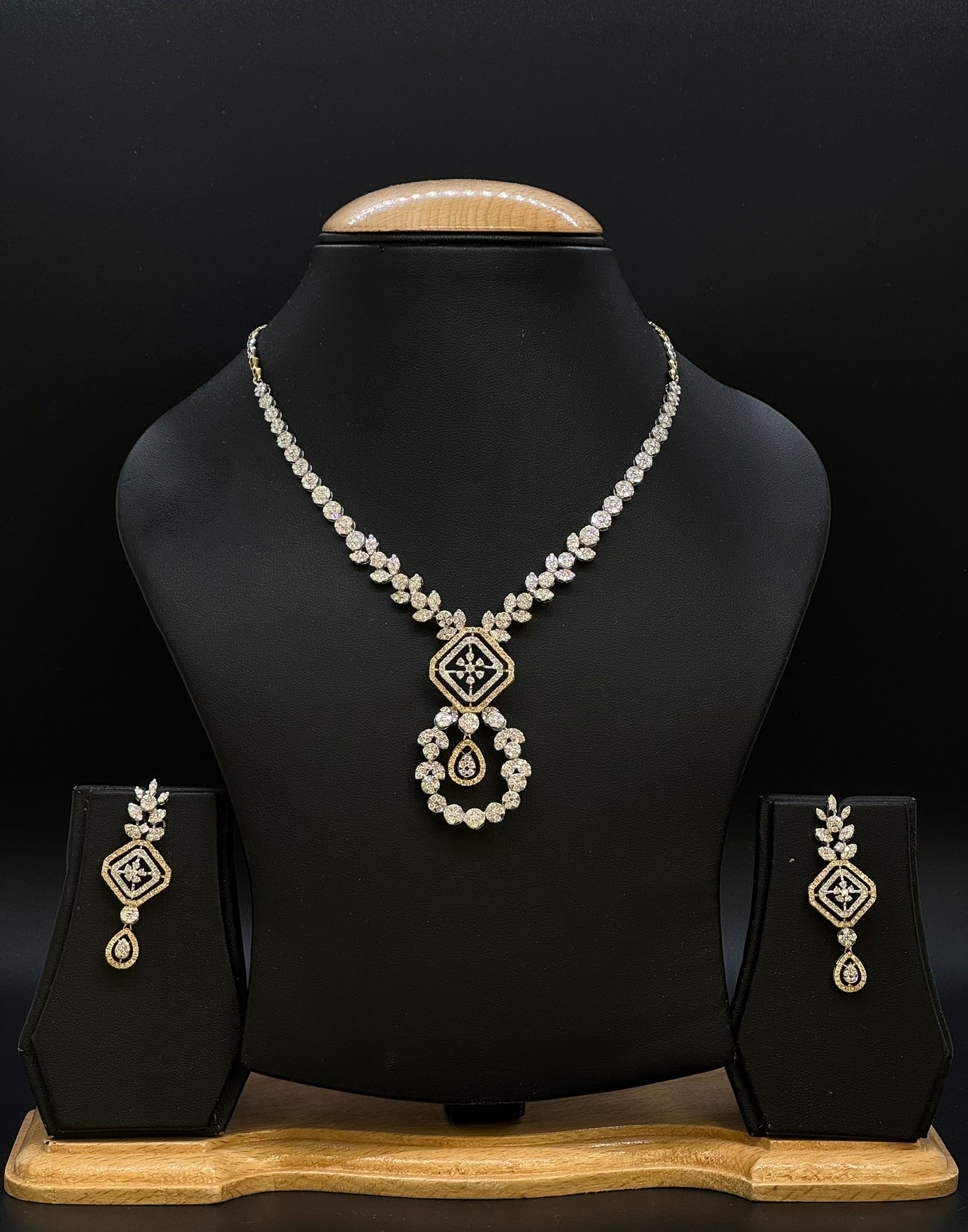 14KT Gold Women Diamond Necklace Set